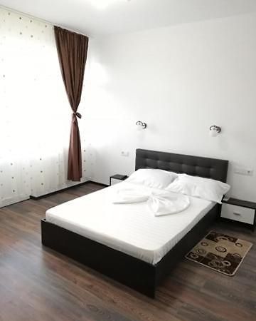Red House Hotel Orsova Ngoại thất bức ảnh