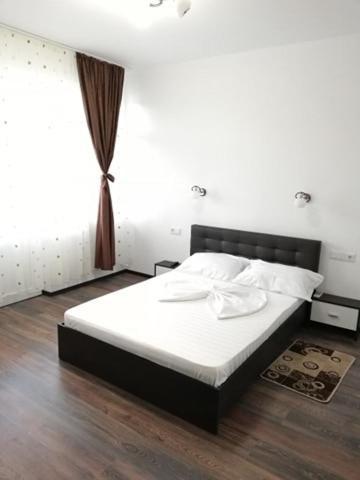 Red House Hotel Orsova Ngoại thất bức ảnh