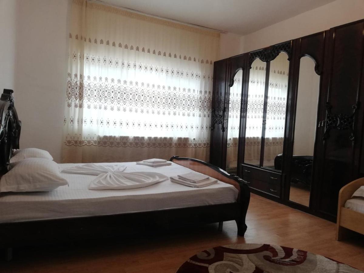 Red House Hotel Orsova Ngoại thất bức ảnh
