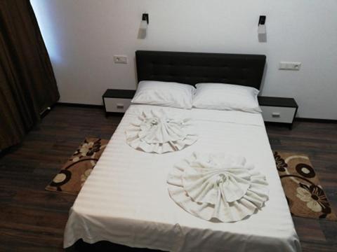 Red House Hotel Orsova Ngoại thất bức ảnh