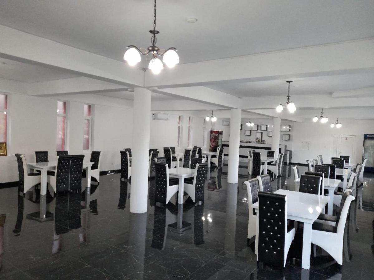 Red House Hotel Orsova Ngoại thất bức ảnh