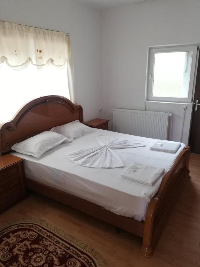 Red House Hotel Orsova Ngoại thất bức ảnh