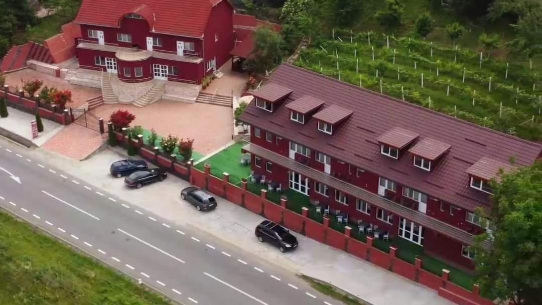 Red House Hotel Orsova Ngoại thất bức ảnh