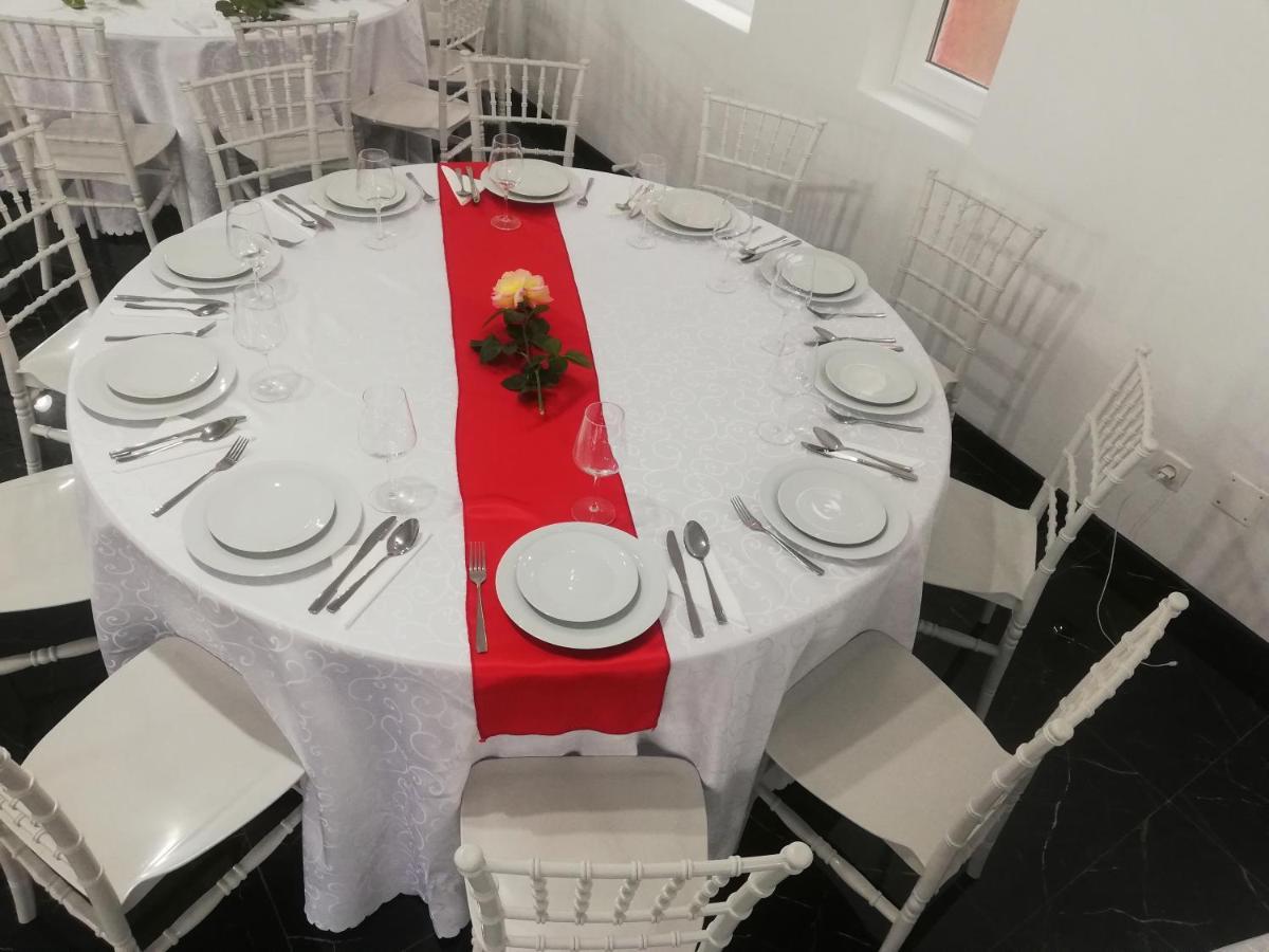 Red House Hotel Orsova Ngoại thất bức ảnh