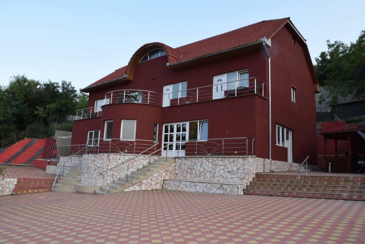Red House Hotel Orsova Ngoại thất bức ảnh