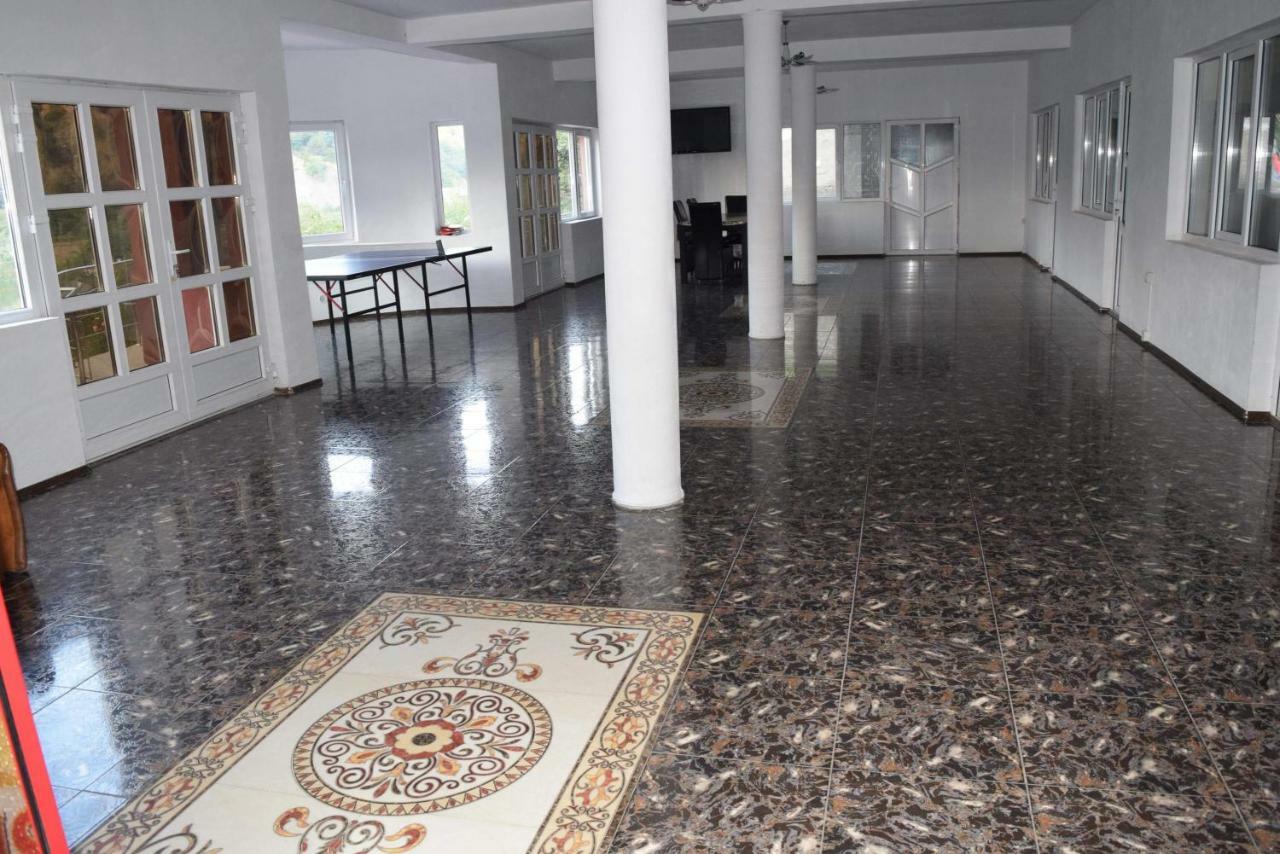 Red House Hotel Orsova Ngoại thất bức ảnh