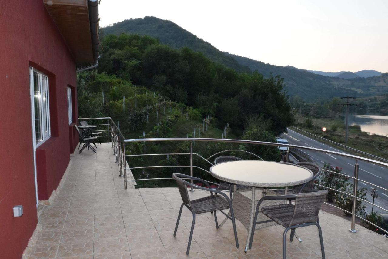 Red House Hotel Orsova Ngoại thất bức ảnh